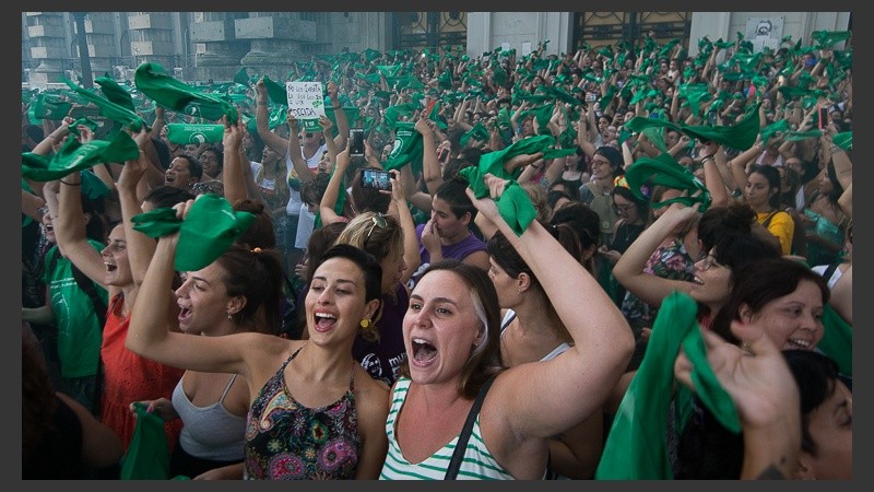 Pañuelazo en plaza San Martín para pedir por el aborto legal. (Alan Monzón/Rosario3.com)