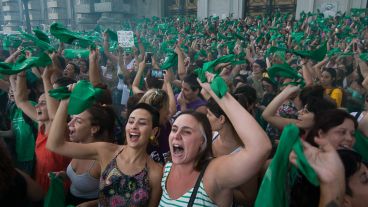 Pañuelazo en plaza San Martín para pedir por el aborto legal. (Alan Monzón/Rosario3.com)