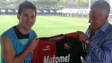 Messi con la rojinegra y el ex presidente leproso Guillermo Lorente.