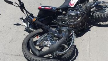 Imagen ilustrativa de una moto tirada sobre el asfalto.