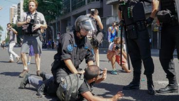 El Sindicato de Prensa de Buenos Aires repudió la represión.