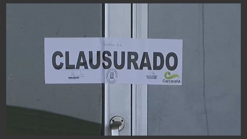 La faja de clausura sobre el puesto de peaje este mediodía.