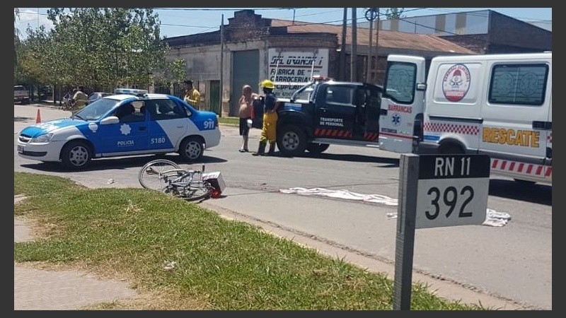 La bicicleta en la que se trasladaba el menor quedó tirada en el suelo.