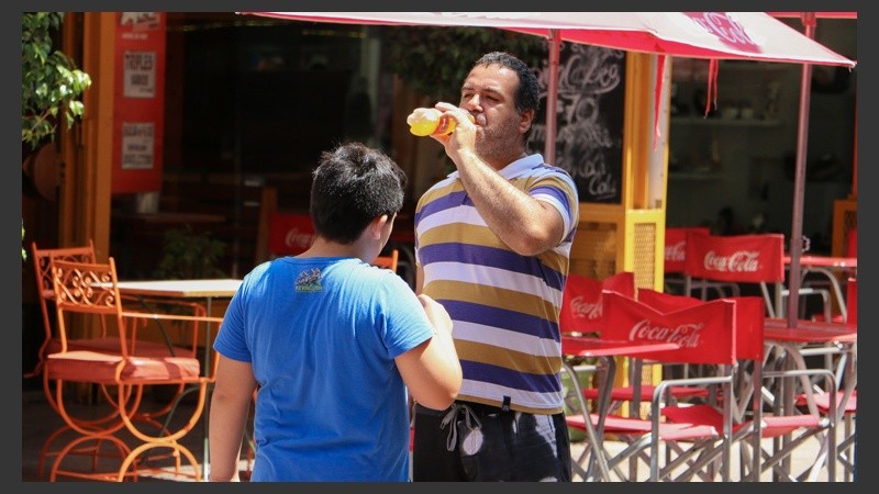 Hidratarse bien, clave para no sufrir golpes de calor.