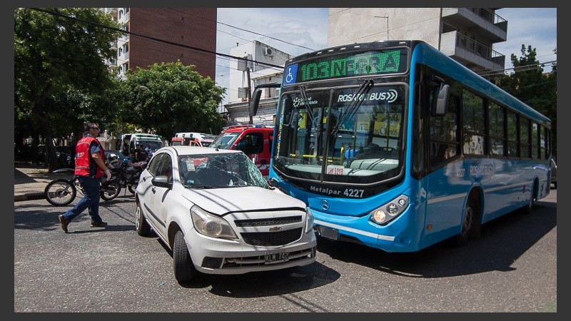 El 103 negro impactó al auto en la esquina.