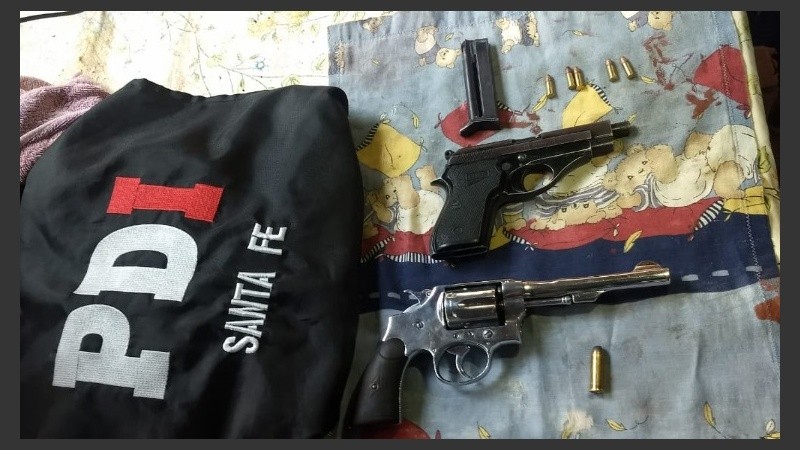 La PDI secuestro dos armas en los allanamientos.