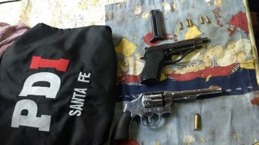 La PDI secuestro dos armas en los allanamientos.