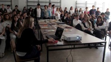 La docente Natalia García y un grupo de estudiantes durante un recorrido guiado.