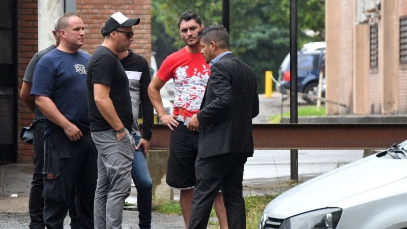  El abogado Cipolla y Ulises Jaitt, hermano de Natacha, en la morgue de San Fernando.