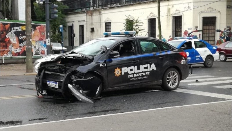 La parte delantera del patrullero quedó destrozada.
