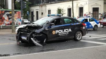 La parte delantera del patrullero quedó destrozada.