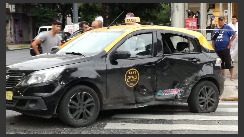 El taxi recibió el impacto sobre el costado.