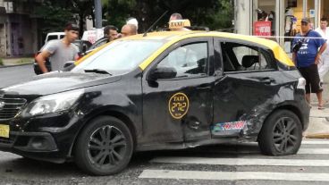 El taxi recibió el impacto sobre el costado.