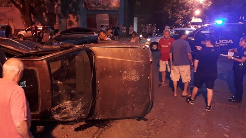 El auto de los ladrones volcó en la esquina.