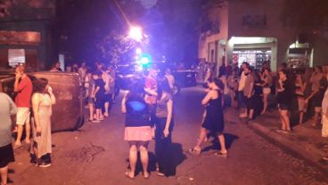 Los vecinos salieron a la calle al escuchar un fuerte ruido por el impacto.