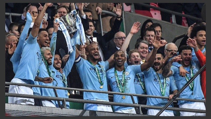 El equipo de Guardiola celebró en la Copa mientras pelea la Premier.
