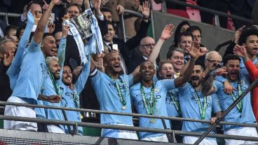 El equipo de Guardiola celebró en la Copa mientras pelea la Premier.