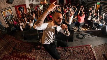 El espectáculo de Gonzalo Romero propone una  "defensa del beso en la frente por sobre el «like»"