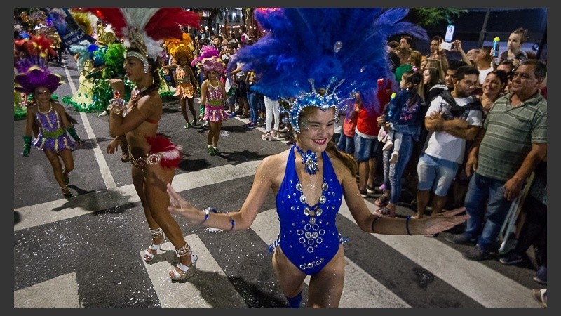 Avenida Pellegrini brilló con los festejos de carnaval este domingo por la noche.