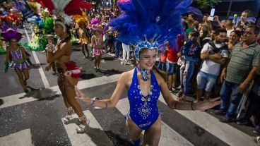 Avenida Pellegrini brilló con los festejos de carnaval este domingo por la noche.