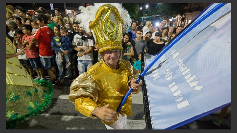 Avenida Pellegrini brilló con los festejos de carnaval este domingo por la noche.