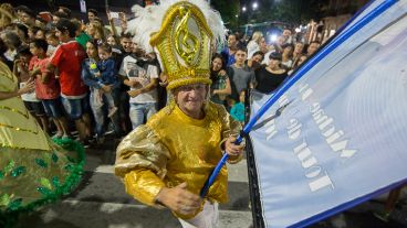 Avenida Pellegrini brilló con los festejos de carnaval este domingo por la noche.