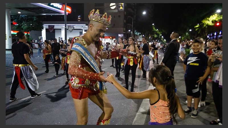 Avenida Pellegrini brilló con los festejos de carnaval este domingo por la noche.