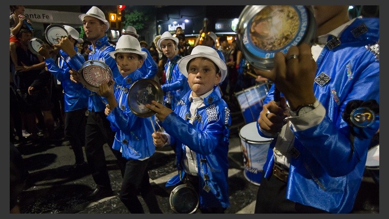 Avenida Pellegrini brilló con los festejos de carnaval este domingo por la noche.