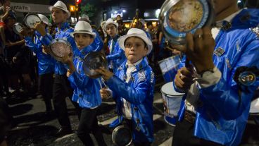 Avenida Pellegrini brilló con los festejos de carnaval este domingo por la noche.