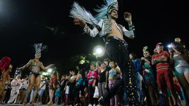 Avenida Pellegrini brilló con los festejos de carnaval este domingo por la noche.