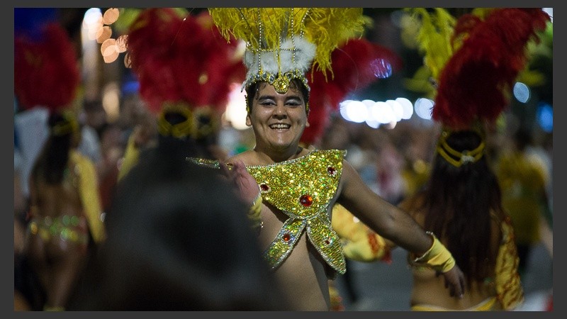 Avenida Pellegrini brilló con los festejos de carnaval este domingo por la noche.