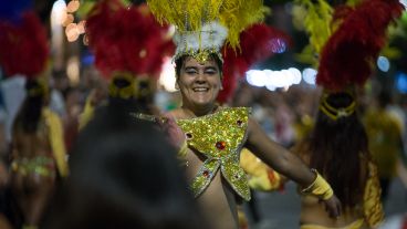 Avenida Pellegrini brilló con los festejos de carnaval este domingo por la noche.