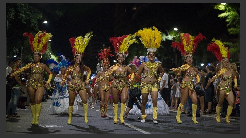 Avenida Pellegrini brilló con los festejos de carnaval este domingo por la noche.