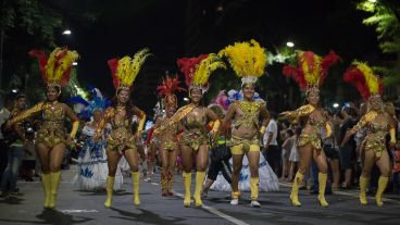 Avenida Pellegrini brilló con los festejos de carnaval este domingo por la noche.
