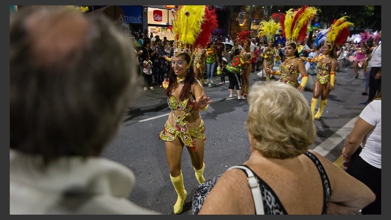 Avenida Pellegrini brilló con los festejos de carnaval este domingo por la noche.