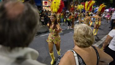 Avenida Pellegrini brilló con los festejos de carnaval este domingo por la noche.