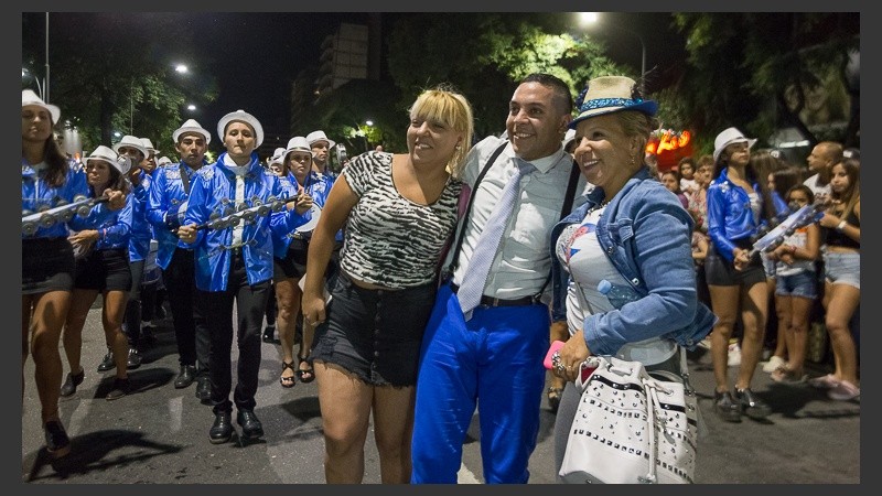 Avenida Pellegrini brilló con los festejos de carnaval este domingo por la noche.