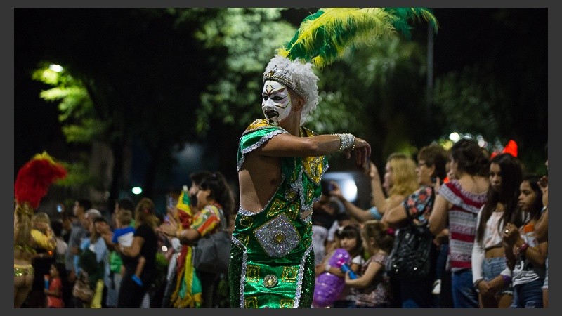 Avenida Pellegrini brilló con los festejos de carnaval este domingo por la noche.