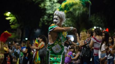 Avenida Pellegrini brilló con los festejos de carnaval este domingo por la noche.