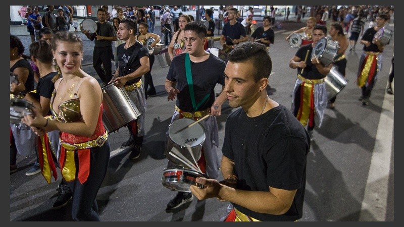 Avenida Pellegrini brilló con los festejos de carnaval este domingo por la noche.