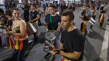 Avenida Pellegrini brilló con los festejos de carnaval este domingo por la noche.