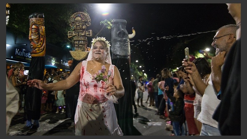 Avenida Pellegrini brilló con los festejos de carnaval este domingo por la noche.