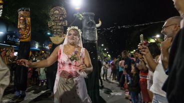 Avenida Pellegrini brilló con los festejos de carnaval este domingo por la noche.