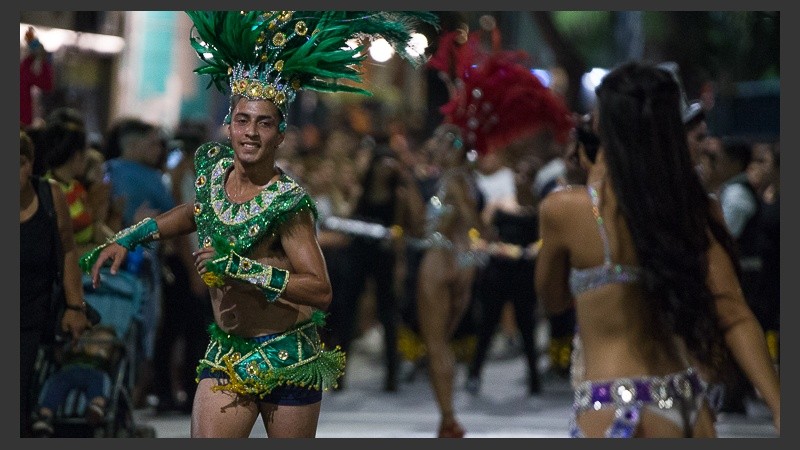 Avenida Pellegrini brilló con los festejos de carnaval este domingo por la noche.