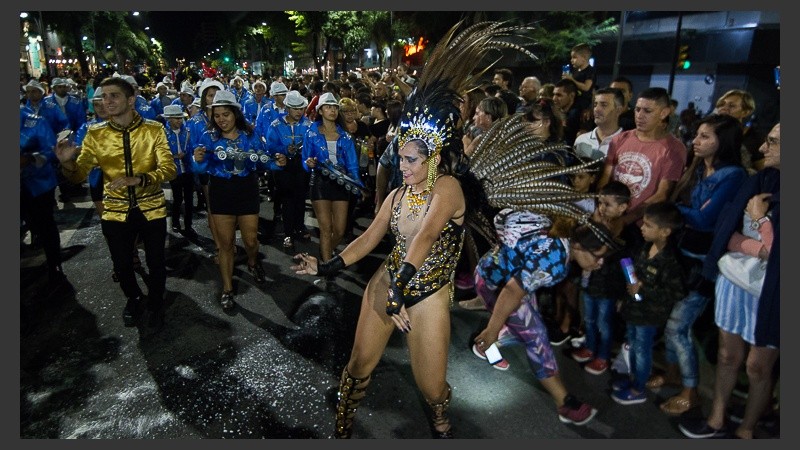 Avenida Pellegrini brilló con los festejos de carnaval este domingo por la noche.