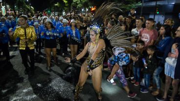 Avenida Pellegrini brilló con los festejos de carnaval este domingo por la noche.
