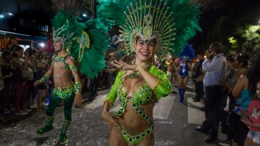 Avenida Pellegrini brilló con los festejos de carnaval este domingo por la noche.