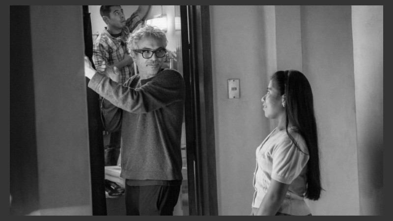 El director Alfonso Cuarón da indicaciones mientras Yalitza Aparicio lo mira atenta.