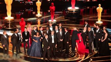 El elenco de "Green Book" celebra el Oscar a la mejor película, tras algo más de tres horas de ceremonia.