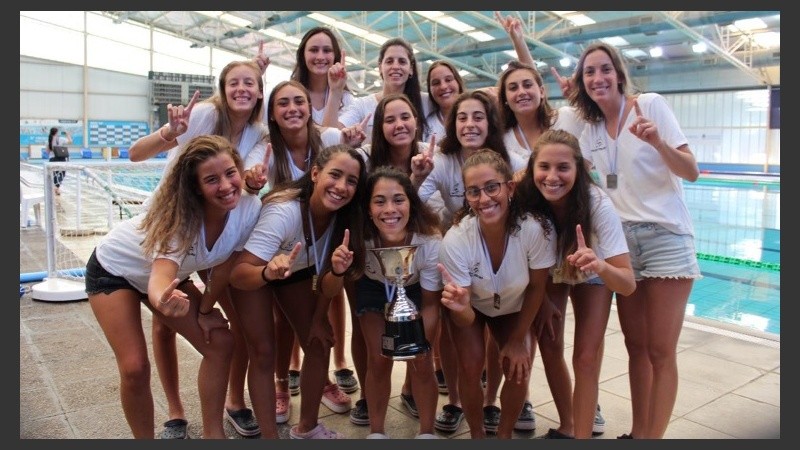 Toda la alegría de las chicas del club rosarino. Sportsmen, en lo más alto.